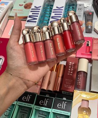 مقایسه رژگونه Rare Beauty یا Huda Beauty؛ کدام بهتر است؟